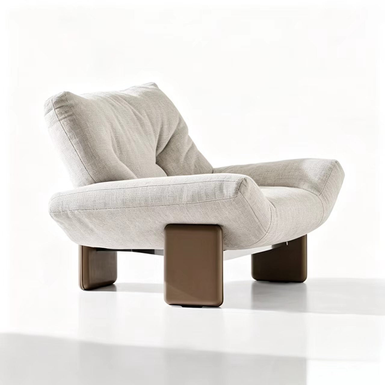 Cassina Emmi Armchair by Minotti – Modern Elegance & Curvaceous Design