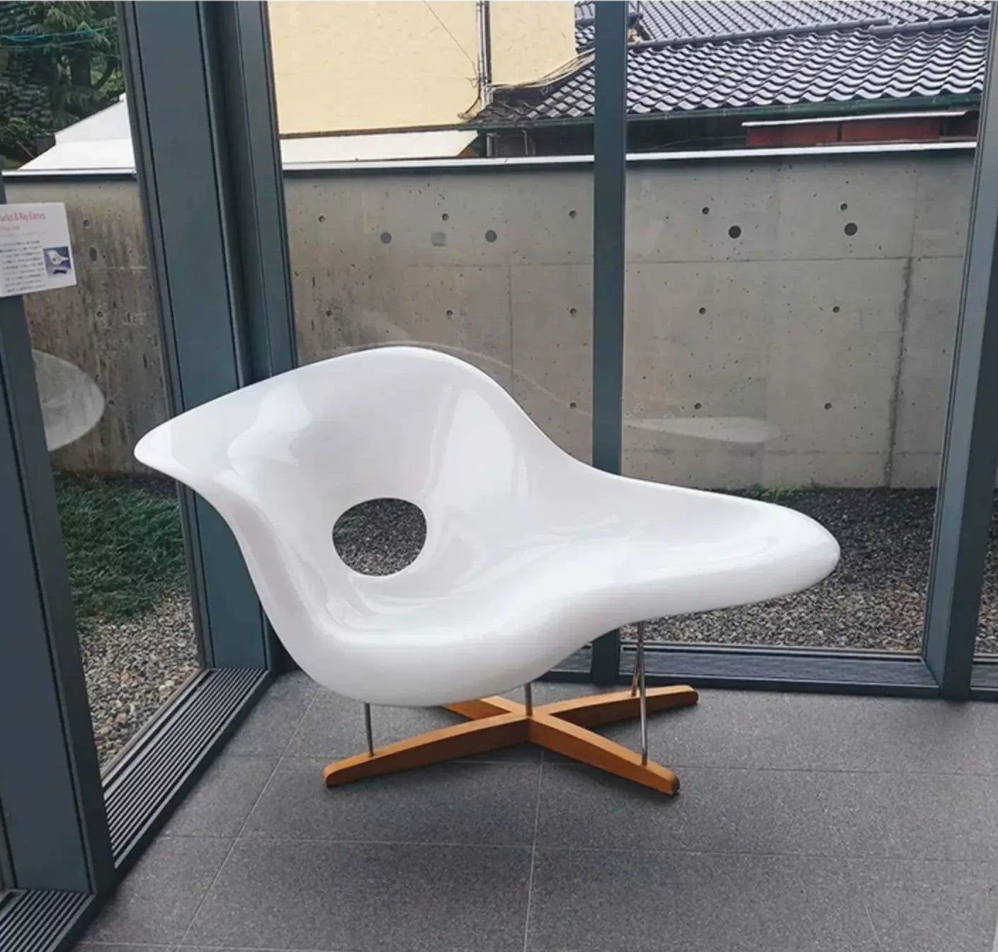 Eames-style La Chaise Replica – A Mid-Century Sculptural Masterpiece