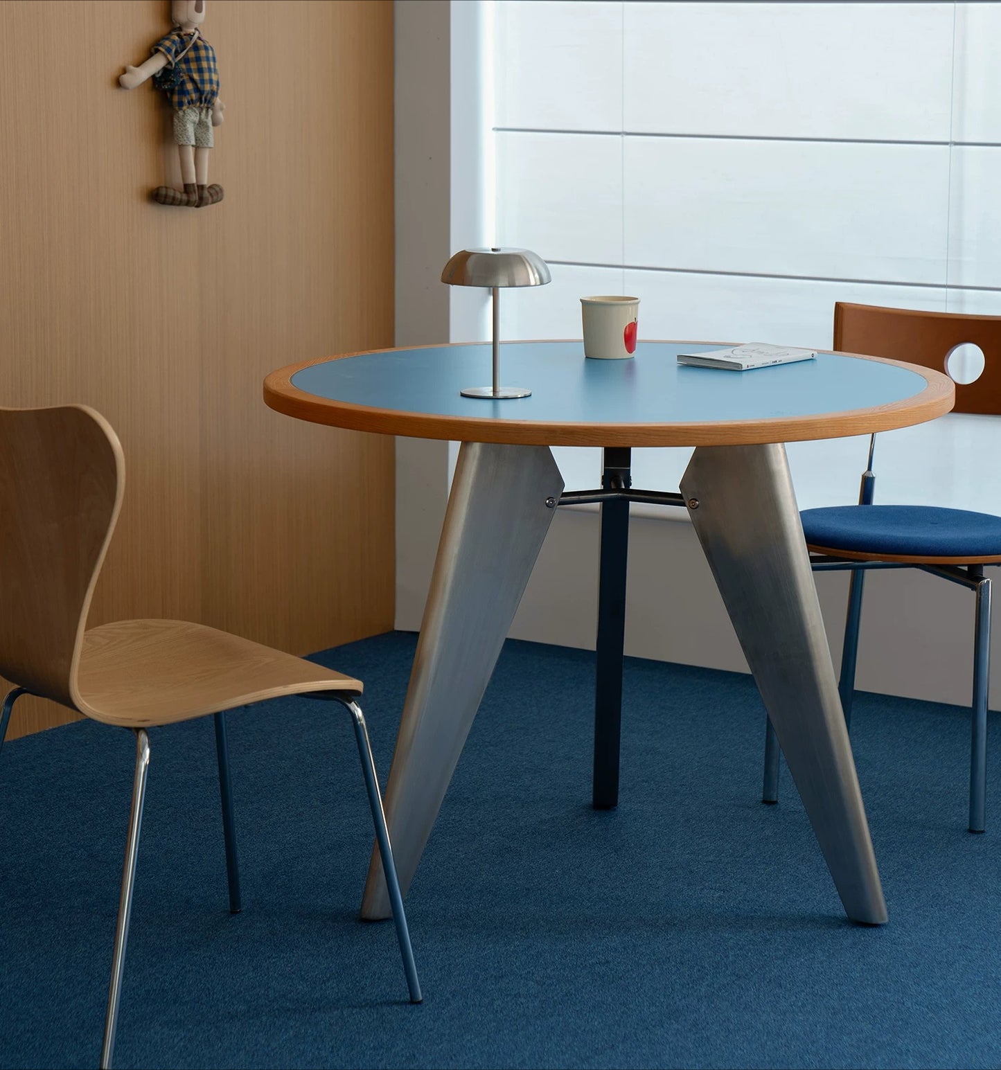 Mid-Century Bauhaus Round Table — Timeless Design & Elegance for Compact Spaces