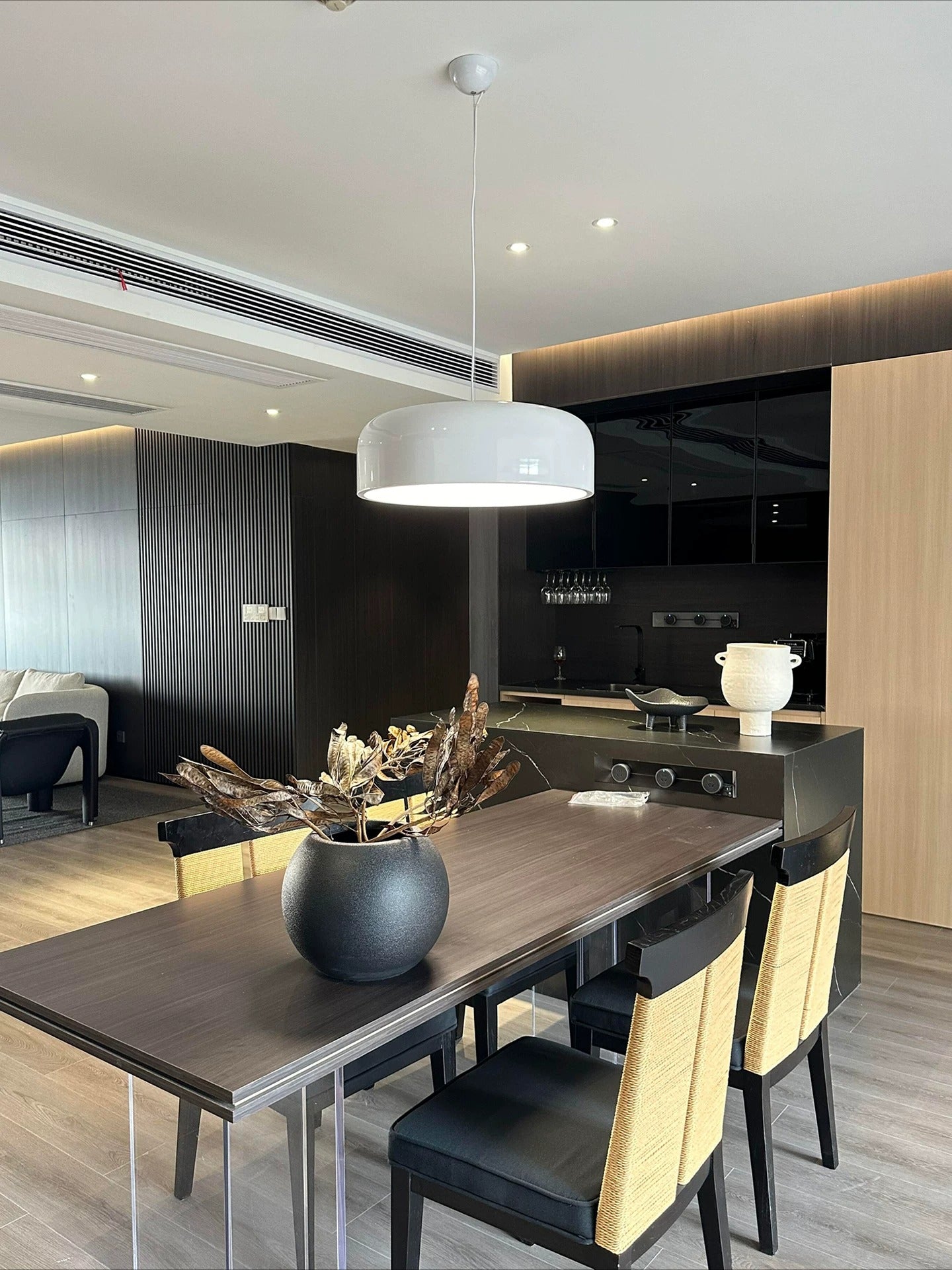 Italian Minimalist Pendant Lamp — Modern Designer Lighting for Dining and Living Spaces