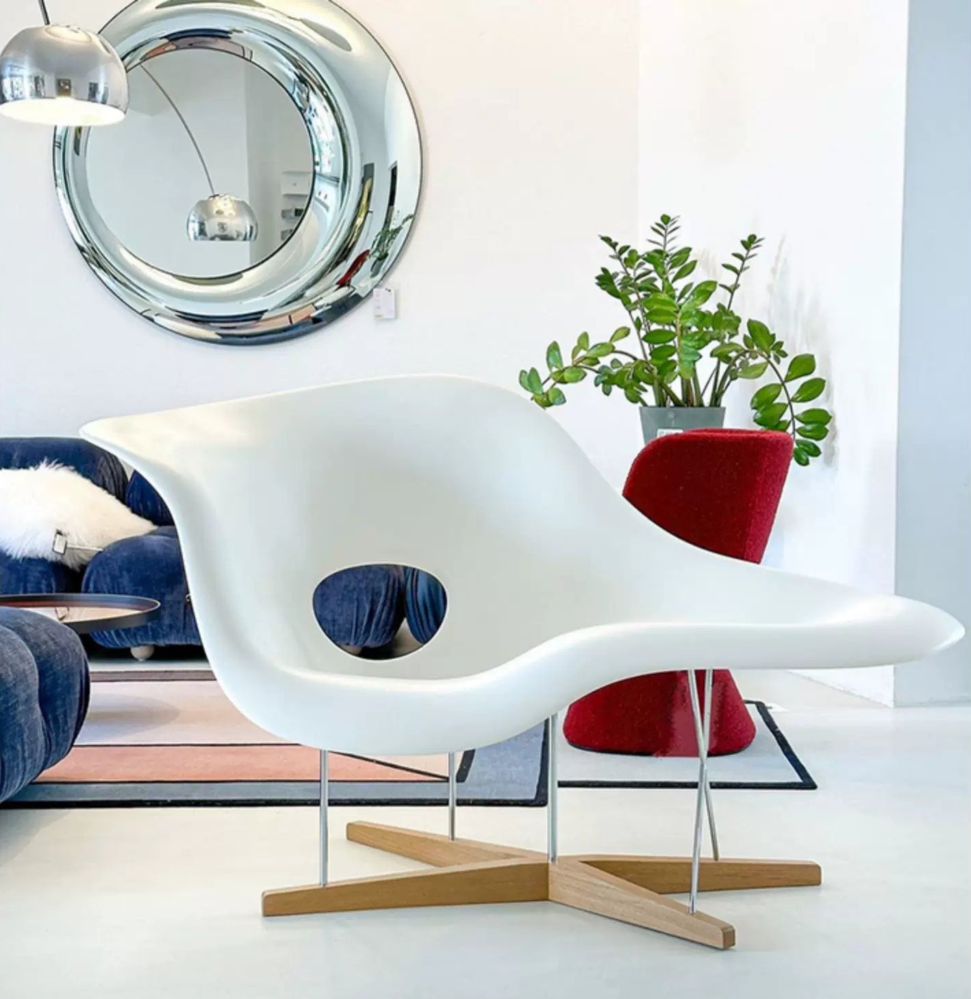 Eames-style La Chaise Replica – A Mid-Century Sculptural Masterpiece
