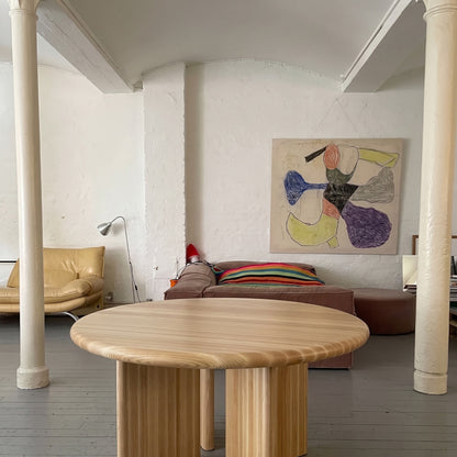 Memphis Round Dining Table – Modern Sculptural Pedestal Table