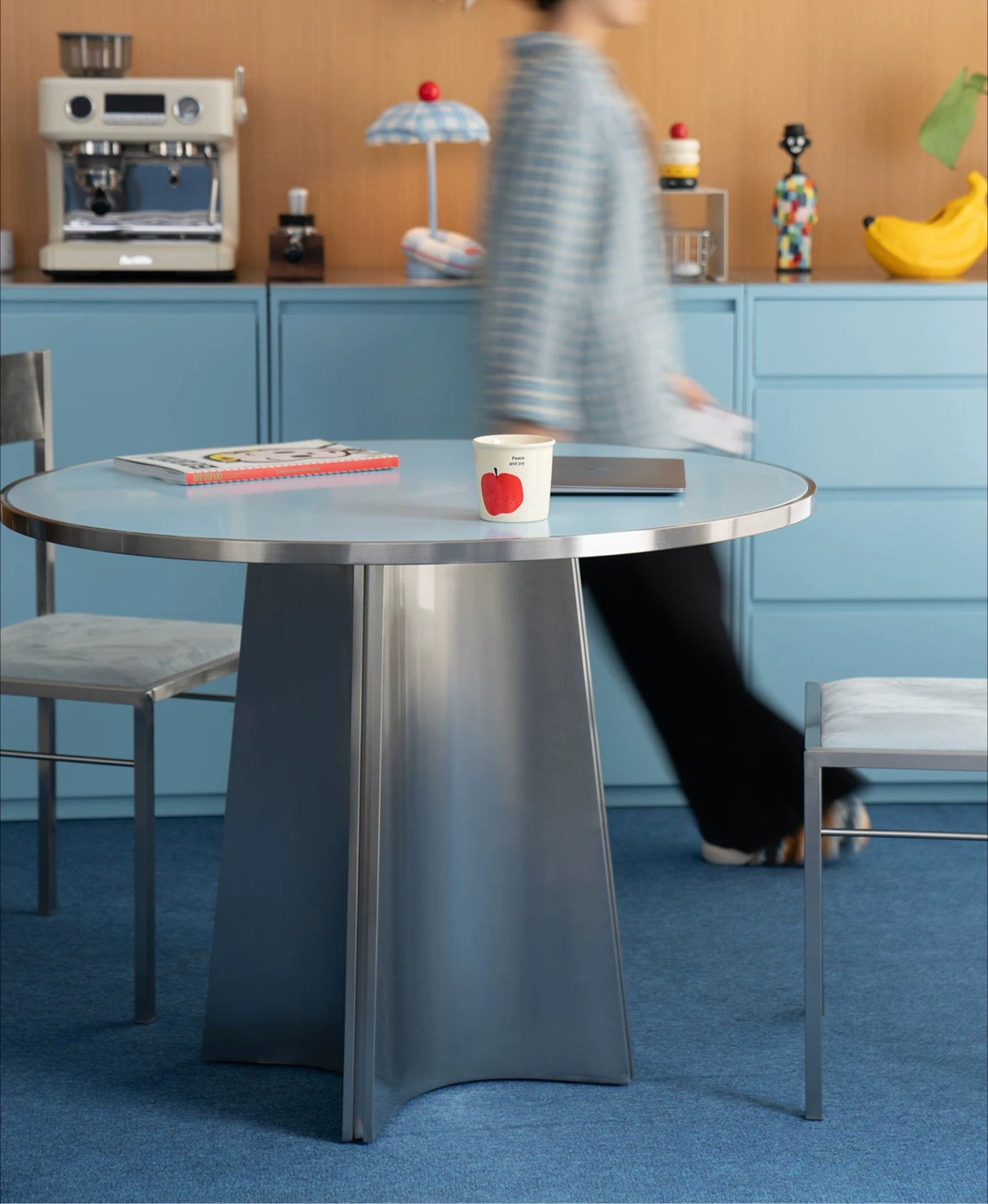 Table à manger ronde Harman — Design Bauhaus vintage pour petits espaces