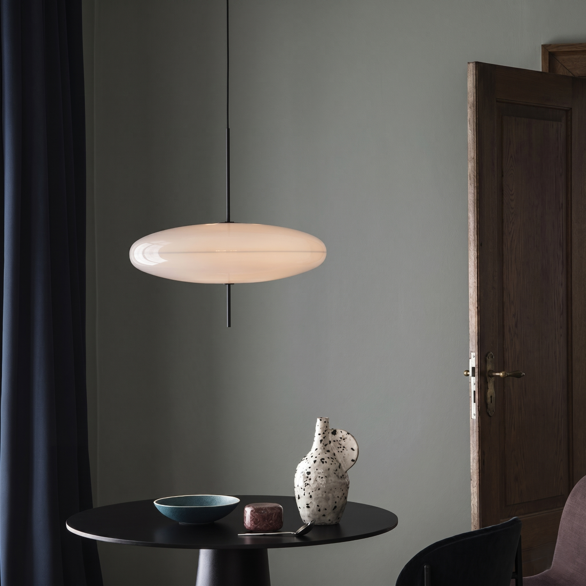 Bauhaus Elegance – Mid-Century Inspired Pendant Light