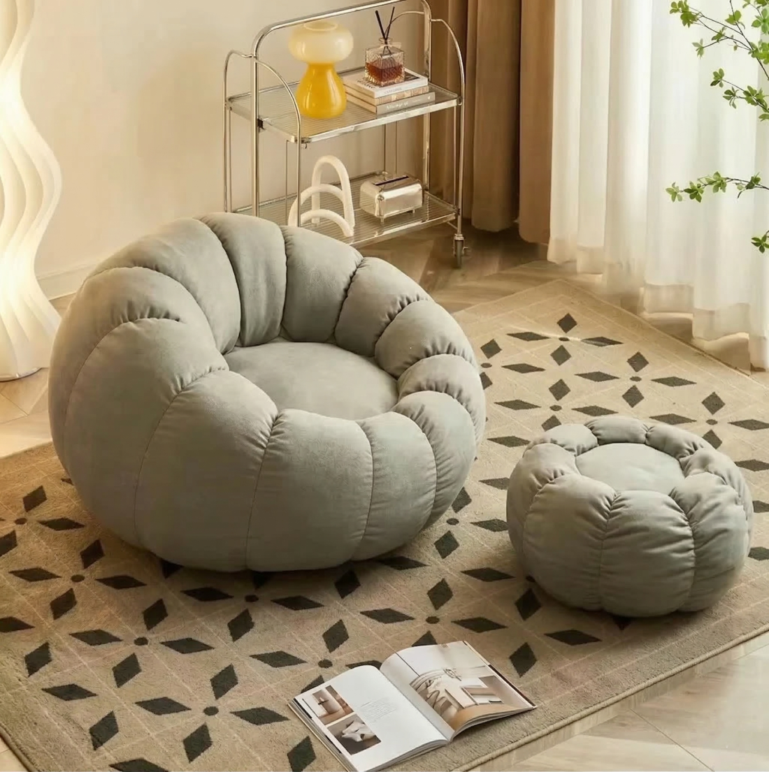 Pumpkin Bliss: sillón reclinable de suelo color crema para dormitorios y balcones acogedores