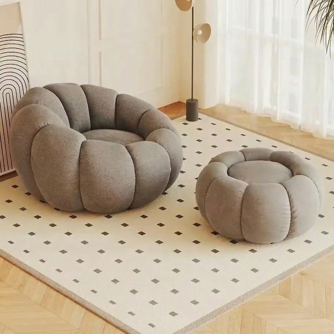 Pumpkin Bliss: sillón reclinable de suelo color crema para dormitorios y balcones acogedores