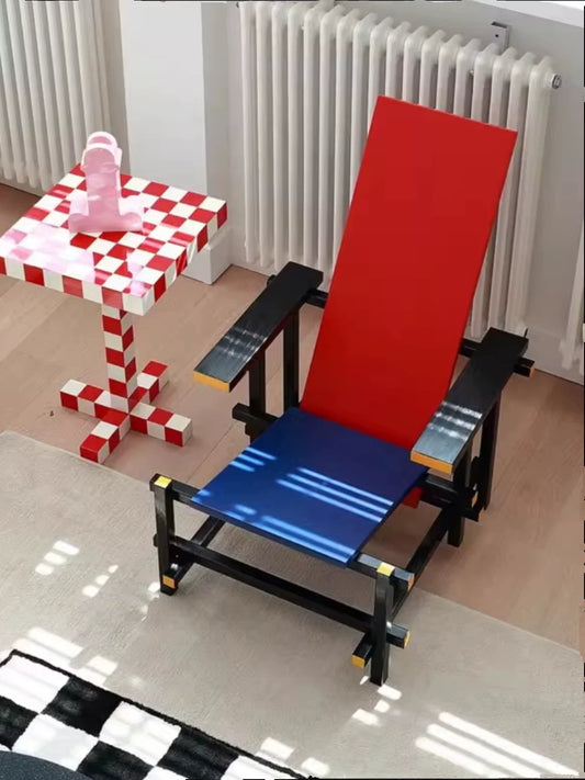 Red and Blue Chair & Memphis Chess Beistelltisch – Minimalistisches Meisterdesign für künstlerische Freizeitgestaltung