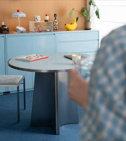 Table à manger ronde Harman — Design Bauhaus vintage pour petits espaces