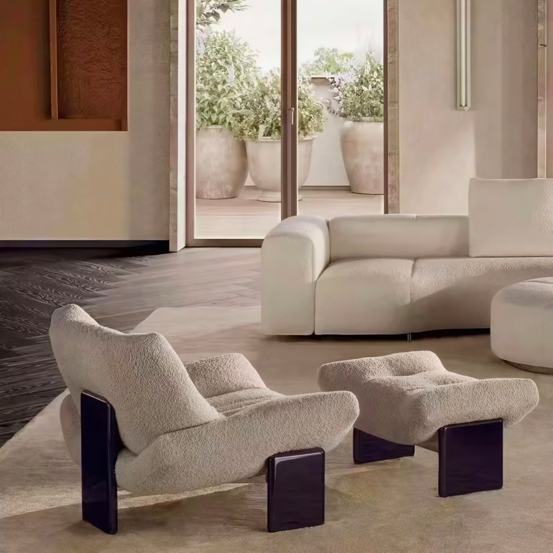 Cassina Emmi Armchair by Minotti – Modern Elegance & Curvaceous Design