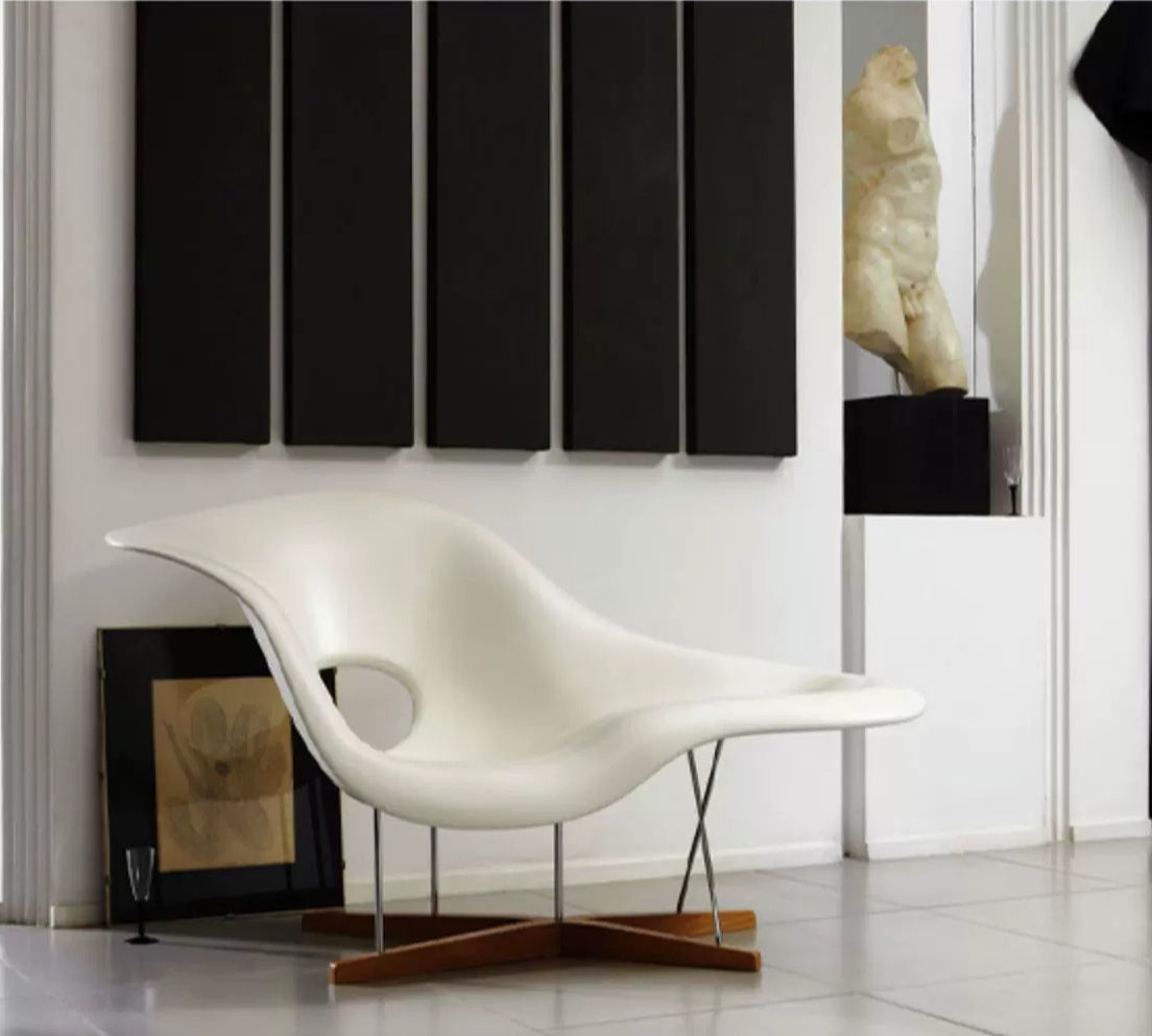 Eames-style La Chaise Replica – A Mid-Century Sculptural Masterpiece