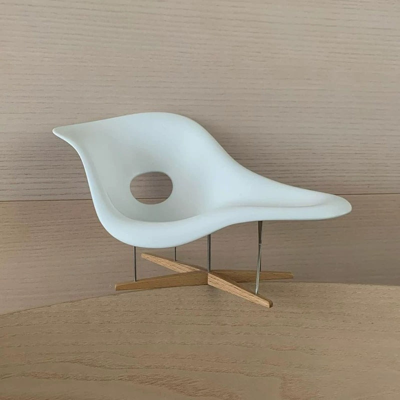 Eames-style La Chaise Replica – A Mid-Century Sculptural Masterpiece