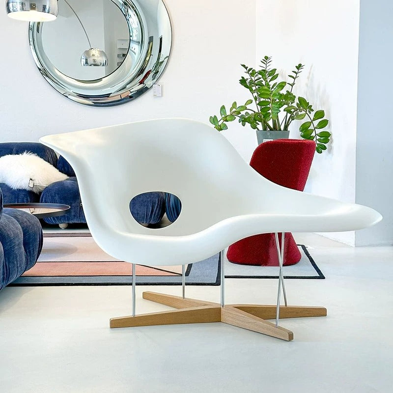 Eames-style La Chaise Replica – A Mid-Century Sculptural Masterpiece