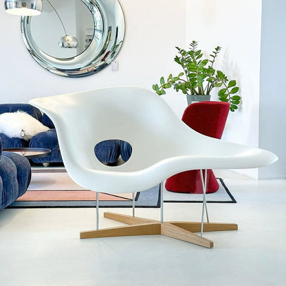 Eames-style La Chaise Replica – A Mid-Century Sculptural Masterpiece