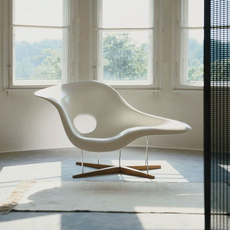 Eames-style La Chaise Replica – A Mid-Century Sculptural Masterpiece