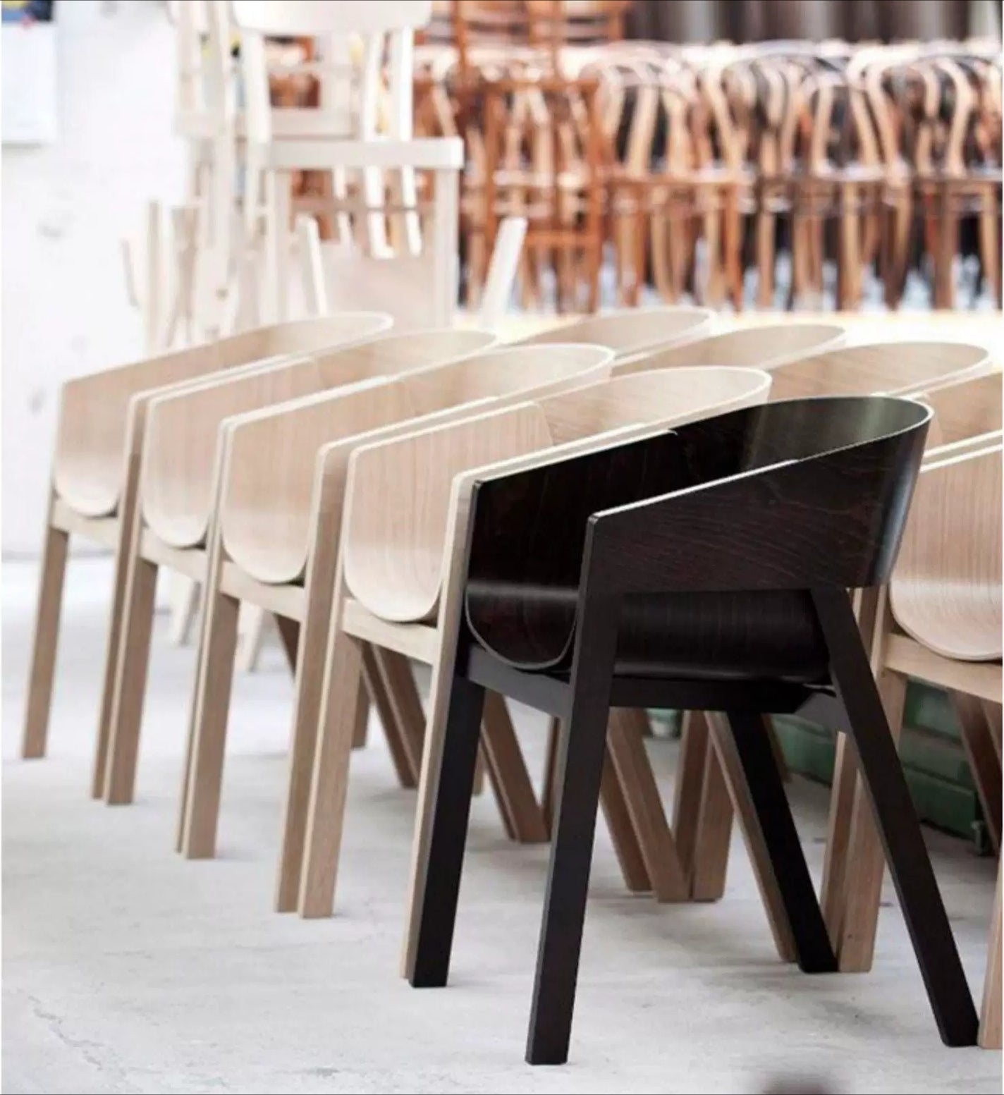 Nordic Solid Wood Dining Chair – Modern Minimalist Designer Armchair for Home & Cafe