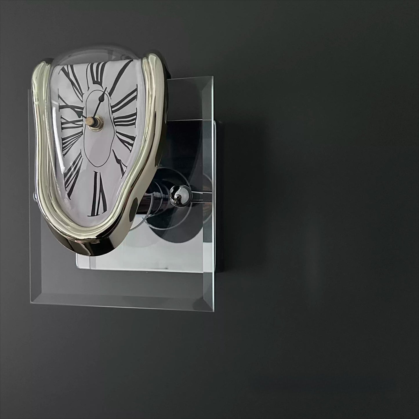 Surrealist Melting Clock – Retro Roman Numeral Desk Corner Clock for Creative Home Decor