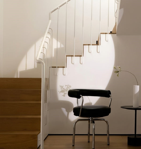 Chaise LC7 - Un concerto de style industriel en acier et cuir